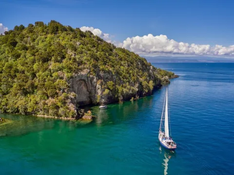 A sailboat beside the cliffs on Lake Taupō